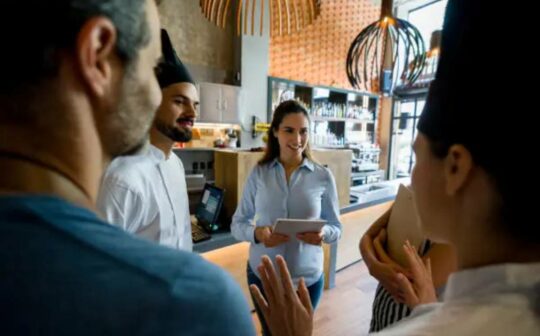 Équipe de restaurant en réunion d'intégration, onboarding CHR