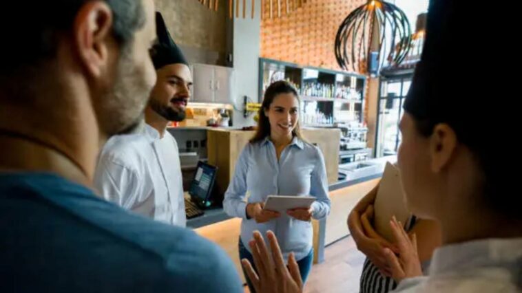 Équipe de restaurant en réunion d'intégration, onboarding CHR