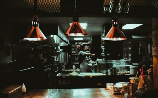 Belle photo, ambiance cuisine professionnelle, très bien pour cet article sur le turnover. Texte alternatif (ALT) Cuisinier seul en cuisine de restaurant la nuit, turnover CHR
